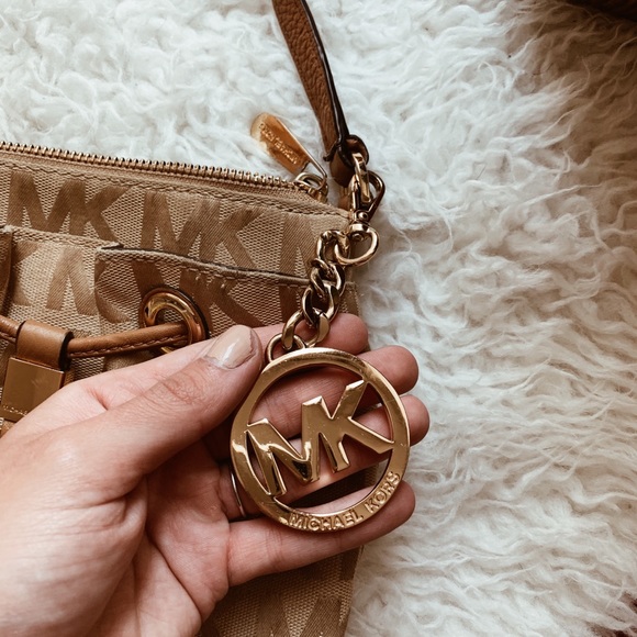 Michael Kors crossbody purse - Picture 2 of 7